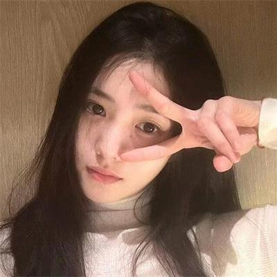 穿黄睡衣的女孩